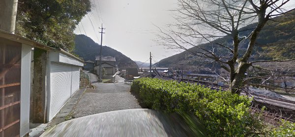 県道260号を南西方向に進みます