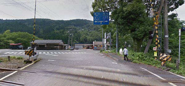 右折して国道32号へ入り、そのまま道なりに進むと建物が見えてまいります