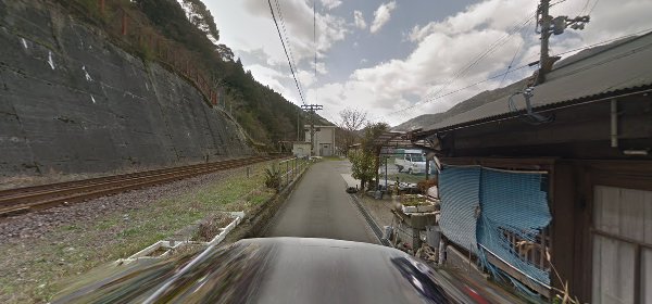 県道256号を南西方向に進みます