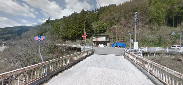 左折して国道32号へ入り、そのまま道なりに進むと建物が見えてまいります